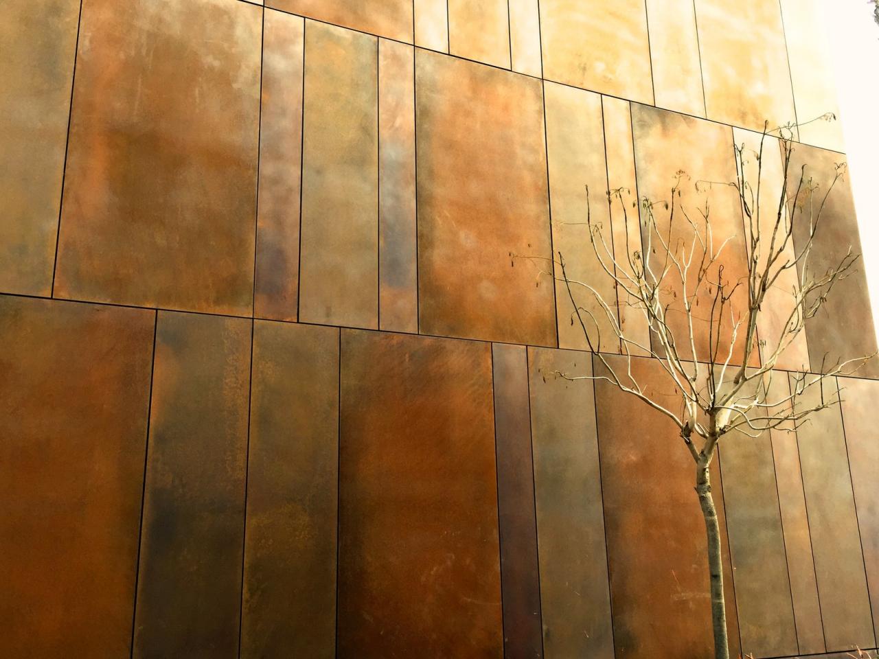 Pros and cons of using metal panels for luxury home exteriors
